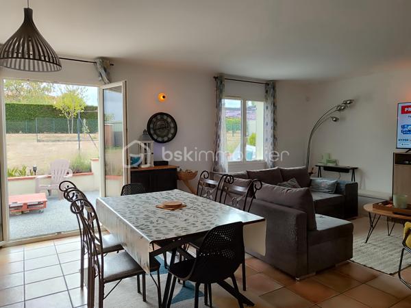 Offre "clés en mains" !!
Située dans un lotissement particulièrement calme et recherché, à proximité immédiate du bassin d’emploi d’Agen et de Golfech, découvrez cette charmante maison non mitoyenne de plain-pied de 99 m², érigée sur un beau terrain entièrement clos de 1 000 m². Un bien rare où vous n'avez plus qu'à poser vos valises (aucun travaux à prévoir).

Idéal primo-accédants ou jeunes retraités :

Pour les familles / primo-accédants : Un cadre de vie rassurant et pratique avec une école dans le village, un bus à proximité, et surtout un chemin de promenade sécurisé pour les enfants qui jouxte directement la maison.

Pour les retraités : Le confort absolu du plain-pied total, un cadre de vie paisible et sécurisant, avec un environnement calme et toutes les commodités proches.

D'une surface parfaitement agencée, elle offre un confort de vie optimal :

Pièce de vie lumineuse ouvrant sur une agréable terrasse, idéale pour vos moments de détente en extérieur.

4 chambres modulables (dont une pouvant faire office d'espace bureau pour le télétravail).

Confort thermique optimal : Chauffage au sol réglable pièce par pièce et climatisation réversible. Le bien affiche un très bon DPE en C.

Menuiseries : Double vitrage PVC.

Le petit plus (Économies & Écologie) :
La maison bénéficie d'équipements performants pour réduire drastiquement vos charges : une cuve/réserve d’eau enterrée alimente intelligemment les WC, le lave-linge et le lave-vaisselle.

Taxe foncière très faible : 700 €

À l'extérieur :
Profitez d’un grand jardin de 1 000 m² entièrement clos, offrant de belles possibilités d'aménagement ainsi que la possibilité de construire un garage ou un carport (sous réserve des autorisations d’urbanisme nécessaires).

Un bien rare sur le marché, idéal pour allier vie au calme, espace extérieur, maîtrise des charges et performances énergétiques.