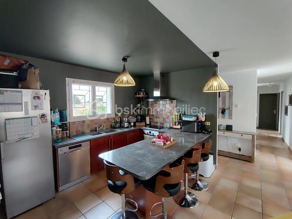 Offre "clés en mains" !!
Située dans un lotissement particulièrement calme et recherché, à proximité immédiate du bassin d’emploi d’Agen et de Golfech, découvrez cette charmante maison non mitoyenne de plain-pied de 99 m², érigée sur un beau terrain entièrement clos de 1 000 m². Un bien rare où vous n'avez plus qu'à poser vos valises (aucun travaux à prévoir).

Idéal primo-accédants ou jeunes retraités :

Pour les familles / primo-accédants : Un cadre de vie rassurant et pratique avec une école dans le village, un bus à proximité, et surtout un chemin de promenade sécurisé pour les enfants qui jouxte directement la maison.

Pour les retraités : Le confort absolu du plain-pied total, un cadre de vie paisible et sécurisant, avec un environnement calme et toutes les commodités proches.

D'une surface parfaitement agencée, elle offre un confort de vie optimal :

Pièce de vie lumineuse ouvrant sur une agréable terrasse, idéale pour vos moments de détente en extérieur.

4 chambres modulables (dont une pouvant faire office d'espace bureau pour le télétravail).

Confort thermique optimal : Chauffage au sol réglable pièce par pièce et climatisation réversible. Le bien affiche un très bon DPE en C.

Menuiseries : Double vitrage PVC.

Le petit plus (Économies & Écologie) :
La maison bénéficie d'équipements performants pour réduire drastiquement vos charges : une cuve/réserve d’eau enterrée alimente intelligemment les WC, le lave-linge et le lave-vaisselle.

Taxe foncière très faible : 700 €

À l'extérieur :
Profitez d’un grand jardin de 1 000 m² entièrement clos, offrant de belles possibilités d'aménagement ainsi que la possibilité de construire un garage ou un carport (sous réserve des autorisations d’urbanisme nécessaires).

Un bien rare sur le marché, idéal pour allier vie au calme, espace extérieur, maîtrise des charges et performances énergétiques.