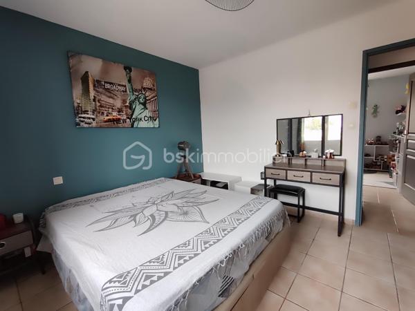 Offre "clés en mains" !!
Située dans un lotissement particulièrement calme et recherché, à proximité immédiate du bassin d’emploi d’Agen et de Golfech, découvrez cette charmante maison non mitoyenne de plain-pied de 99 m², érigée sur un beau terrain entièrement clos de 1 000 m². Un bien rare où vous n'avez plus qu'à poser vos valises (aucun travaux à prévoir).

Idéal primo-accédants ou jeunes retraités :

Pour les familles / primo-accédants : Un cadre de vie rassurant et pratique avec une école dans le village, un bus à proximité, et surtout un chemin de promenade sécurisé pour les enfants qui jouxte directement la maison.

Pour les retraités : Le confort absolu du plain-pied total, un cadre de vie paisible et sécurisant, avec un environnement calme et toutes les commodités proches.

D'une surface parfaitement agencée, elle offre un confort de vie optimal :

Pièce de vie lumineuse ouvrant sur une agréable terrasse, idéale pour vos moments de détente en extérieur.

4 chambres modulables (dont une pouvant faire office d'espace bureau pour le télétravail).

Confort thermique optimal : Chauffage au sol réglable pièce par pièce et climatisation réversible. Le bien affiche un très bon DPE en C.

Menuiseries : Double vitrage PVC.

Le petit plus (Économies & Écologie) :
La maison bénéficie d'équipements performants pour réduire drastiquement vos charges : une cuve/réserve d’eau enterrée alimente intelligemment les WC, le lave-linge et le lave-vaisselle.

Taxe foncière très faible : 700 €

À l'extérieur :
Profitez d’un grand jardin de 1 000 m² entièrement clos, offrant de belles possibilités d'aménagement ainsi que la possibilité de construire un garage ou un carport (sous réserve des autorisations d’urbanisme nécessaires).

Un bien rare sur le marché, idéal pour allier vie au calme, espace extérieur, maîtrise des charges et performances énergétiques.
