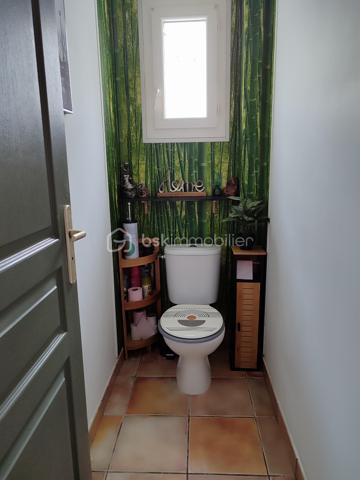 Offre "clés en mains" !!
Située dans un lotissement particulièrement calme et recherché, à proximité immédiate du bassin d’emploi d’Agen et de Golfech, découvrez cette charmante maison non mitoyenne de plain-pied de 99 m², érigée sur un beau terrain entièrement clos de 1 000 m². Un bien rare où vous n'avez plus qu'à poser vos valises (aucun travaux à prévoir).

Idéal primo-accédants ou jeunes retraités :

Pour les familles / primo-accédants : Un cadre de vie rassurant et pratique avec une école dans le village, un bus à proximité, et surtout un chemin de promenade sécurisé pour les enfants qui jouxte directement la maison.

Pour les retraités : Le confort absolu du plain-pied total, un cadre de vie paisible et sécurisant, avec un environnement calme et toutes les commodités proches.

D'une surface parfaitement agencée, elle offre un confort de vie optimal :

Pièce de vie lumineuse ouvrant sur une agréable terrasse, idéale pour vos moments de détente en extérieur.

4 chambres modulables (dont une pouvant faire office d'espace bureau pour le télétravail).

Confort thermique optimal : Chauffage au sol réglable pièce par pièce et climatisation réversible. Le bien affiche un très bon DPE en C.

Menuiseries : Double vitrage PVC.

Le petit plus (Économies & Écologie) :
La maison bénéficie d'équipements performants pour réduire drastiquement vos charges : une cuve/réserve d’eau enterrée alimente intelligemment les WC, le lave-linge et le lave-vaisselle.

Taxe foncière très faible : 700 €

À l'extérieur :
Profitez d’un grand jardin de 1 000 m² entièrement clos, offrant de belles possibilités d'aménagement ainsi que la possibilité de construire un garage ou un carport (sous réserve des autorisations d’urbanisme nécessaires).

Un bien rare sur le marché, idéal pour allier vie au calme, espace extérieur, maîtrise des charges et performances énergétiques.
