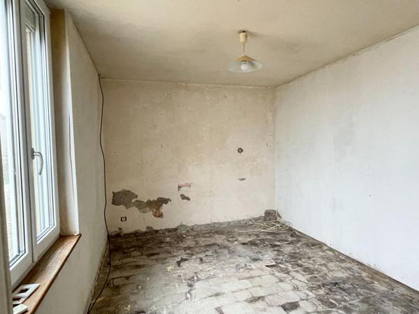 Corps de ferme avec maison de 94 m² et 5.1 ha de pré