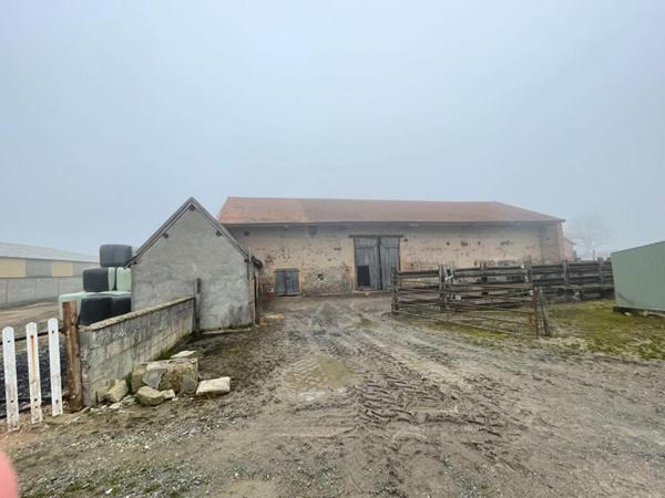Corps de ferme avec maison de 94 m² et 5.1 ha de pré