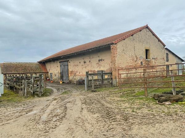 Corps de ferme avec maison de 94 m² et 5.1 ha de pré