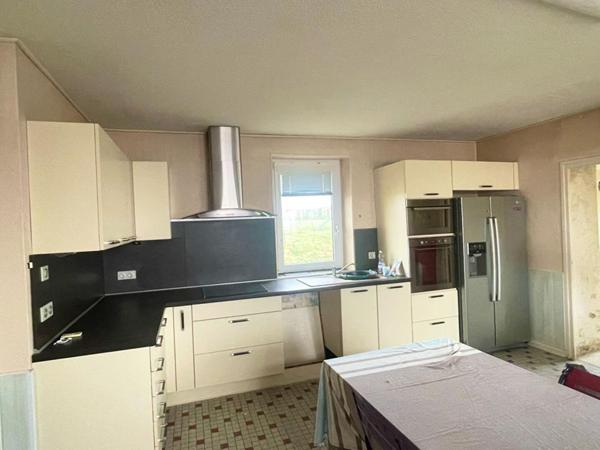 Corps de ferme avec maison de 94 m² et 5.1 ha de pré