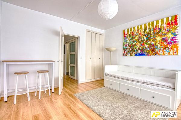 Versailles Rive Droite - Studio 27 m2 - rez de chaussée surélevé avec parking en sous sol 185 000 € **  - Référence  28002
