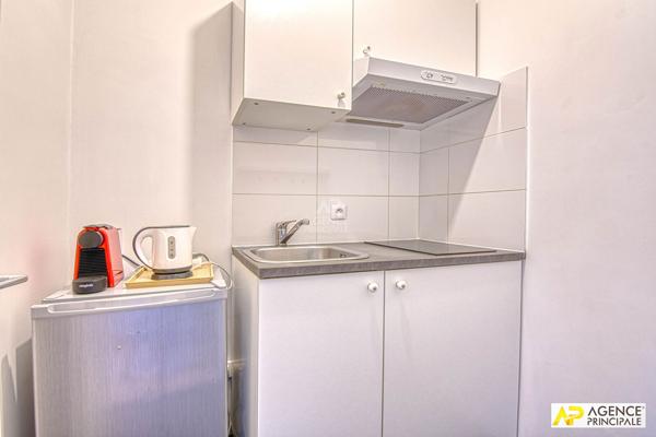 Versailles Rive Droite - Studio 27 m2 - rez de chaussée surélevé avec parking en sous sol 185 000 € **  - Référence  28002