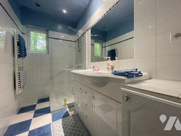 Maison type chalet écologique au cœur des bois