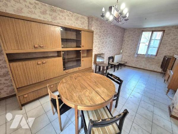 A Loches sur Ource, commune viticole, maison d'habitation composée en rez-de-chaussée d'une ent...