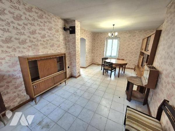 A Loches sur Ource, commune viticole, maison d'habitation composée en rez-de-chaussée d'une ent...