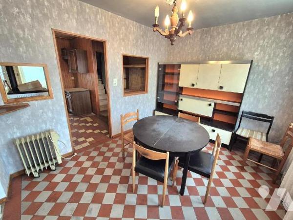 A Loches sur Ource, commune viticole, maison d'habitation composée en rez-de-chaussée d'une ent...