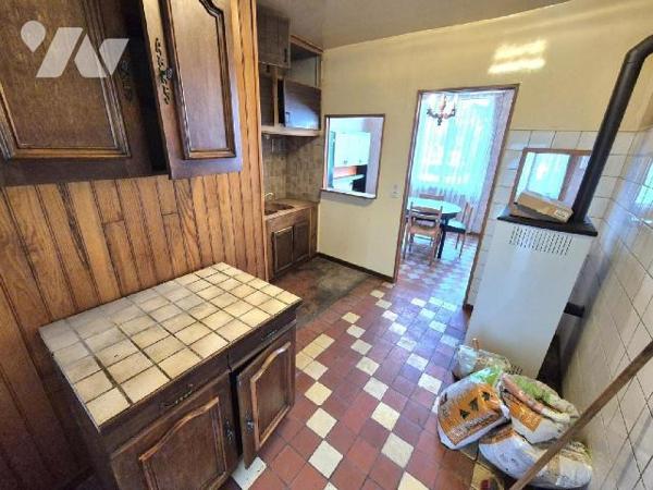 A Loches sur Ource, commune viticole, maison d'habitation composée en rez-de-chaussée d'une ent...