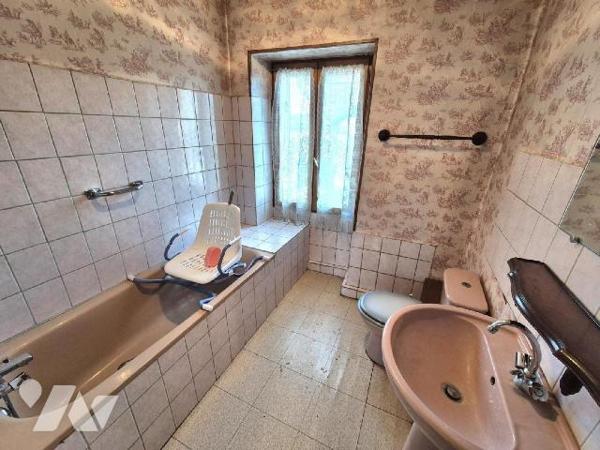 A Loches sur Ource, commune viticole, maison d'habitation composée en rez-de-chaussée d'une ent...