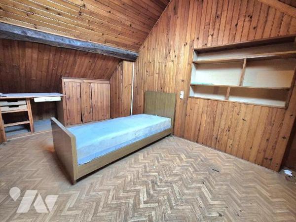 A Loches sur Ource, commune viticole, maison d'habitation composée en rez-de-chaussée d'une ent...