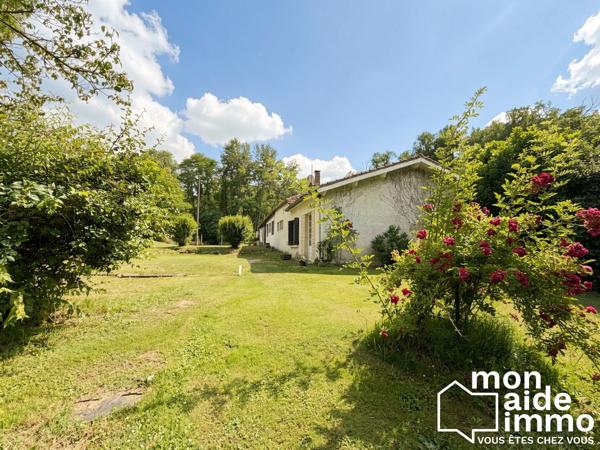 Maison en pierre avec ponton privatif sur rivière et dépendance