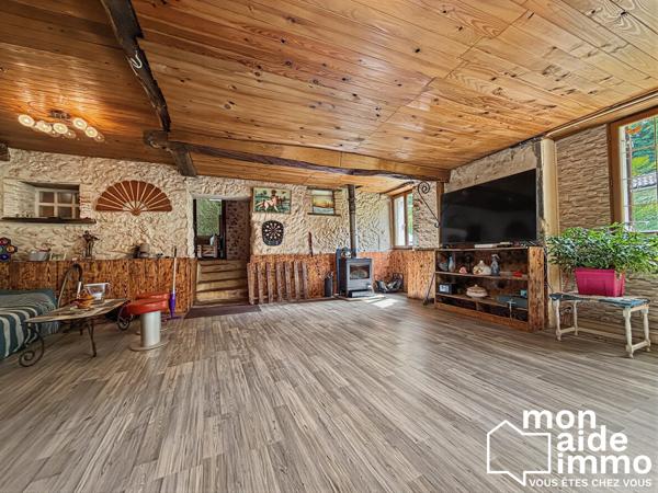 Maison en pierre avec ponton privatif sur rivière et dépendance