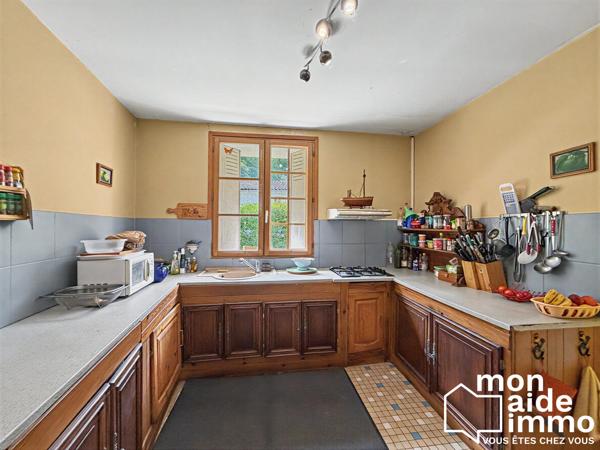 Maison en pierre avec ponton privatif sur rivière et dépendance