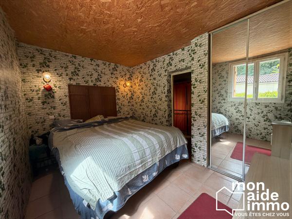 Maison en pierre avec ponton privatif sur rivière et dépendance