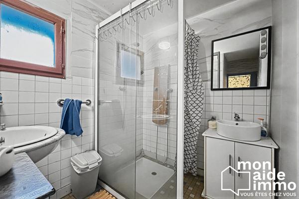Maison en pierre avec ponton privatif sur rivière et dépendance
