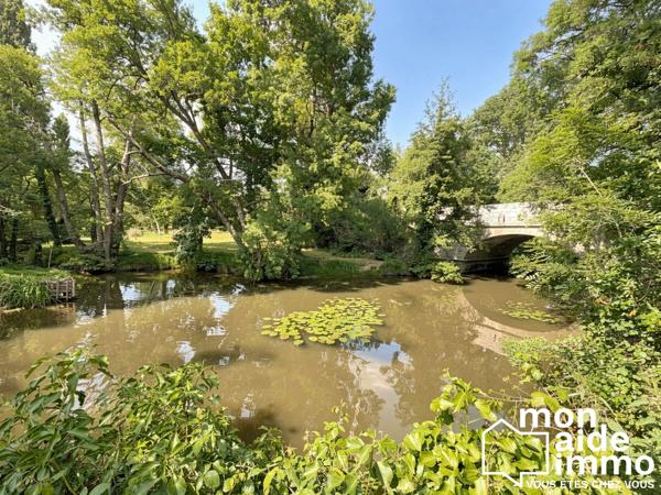 Maison en pierre avec ponton privatif sur rivière et dépendance