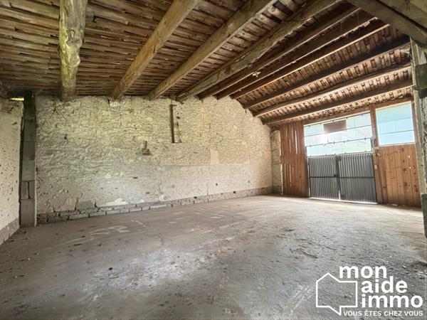 Maison en pierre avec ponton privatif sur rivière et dépendance