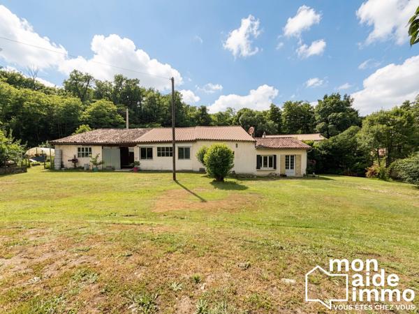 Maison en pierre avec ponton privatif sur rivière et dépendance