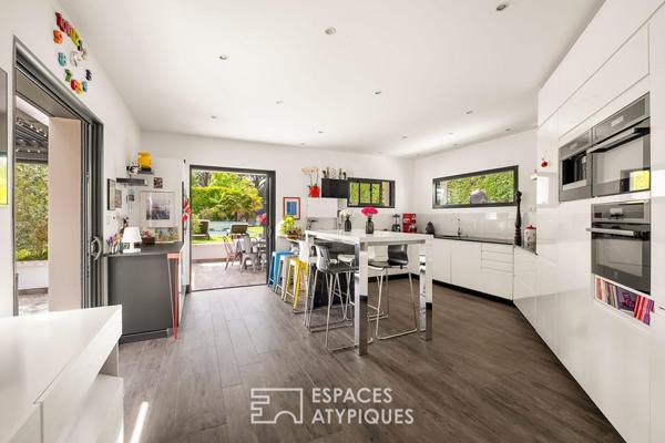 Maison contemporaine dans un écrin de verdure avec piscine