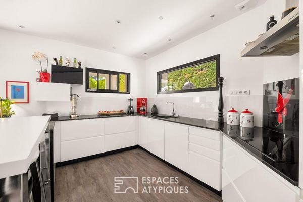 Maison contemporaine dans un écrin de verdure avec piscine