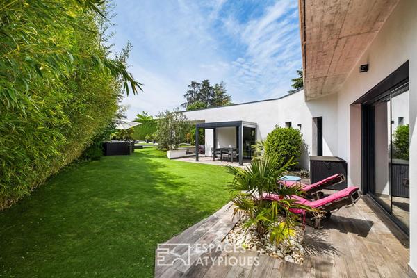 Maison contemporaine dans un écrin de verdure avec piscine