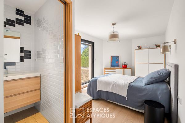 Maison contemporaine dans un écrin de verdure avec piscine