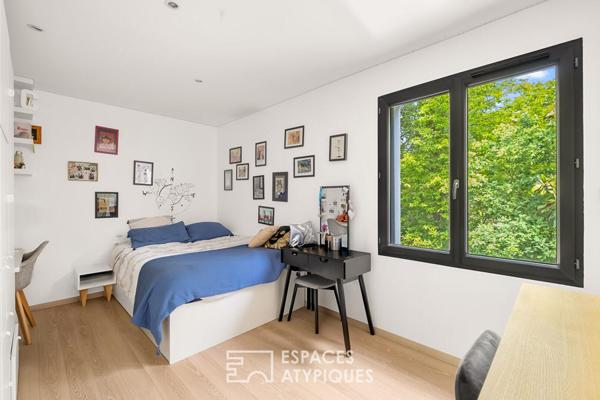 Maison contemporaine dans un écrin de verdure avec piscine