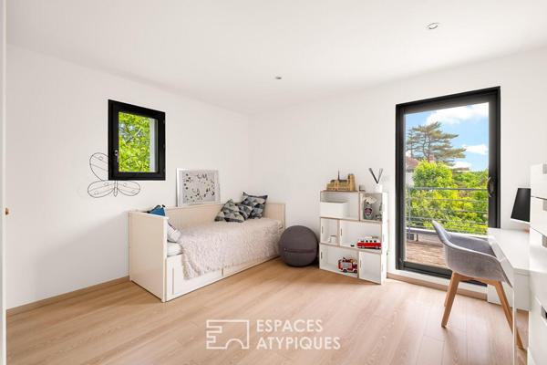 Maison contemporaine dans un écrin de verdure avec piscine