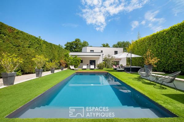 Maison contemporaine dans un écrin de verdure avec piscine