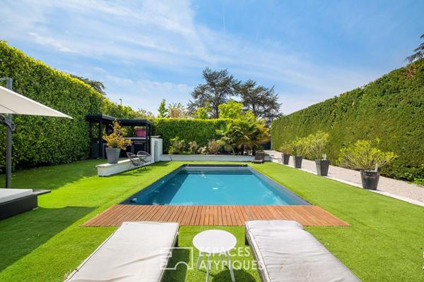 Maison contemporaine dans un écrin de verdure avec piscine