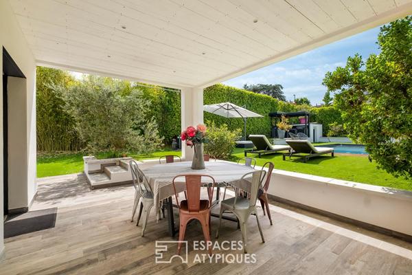 Maison contemporaine dans un écrin de verdure avec piscine