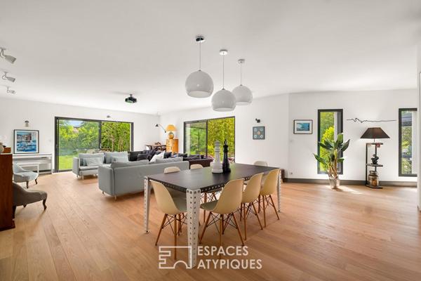 Maison contemporaine dans un écrin de verdure avec piscine