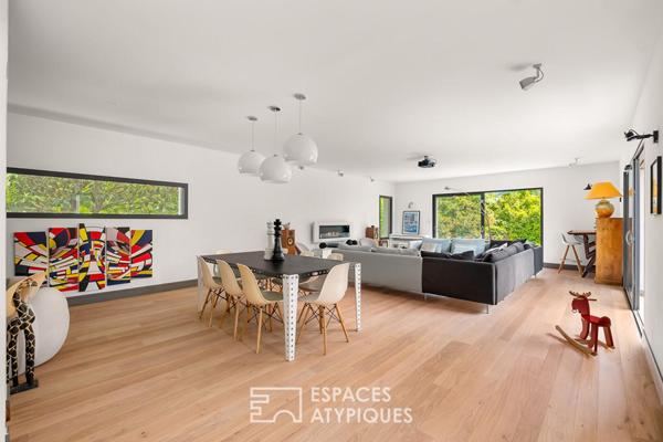 Maison contemporaine dans un écrin de verdure avec piscine