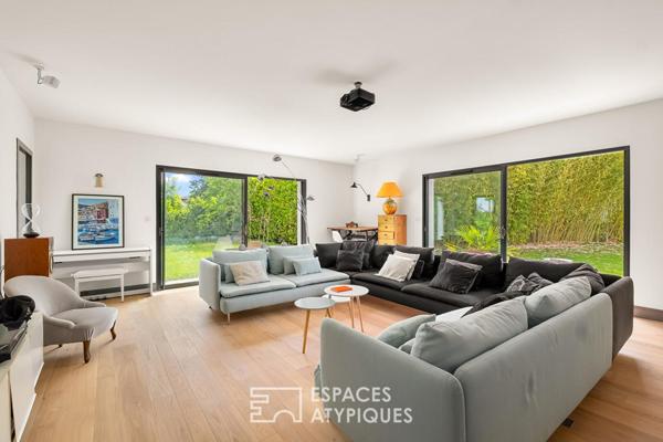 Maison contemporaine dans un écrin de verdure avec piscine