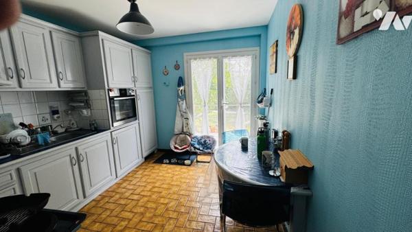 MAISON D'HABITATION EN TRES BON ETAT AVEC GARAGE ET TERRAIN PROCHE ECOLES, COMMERCES 