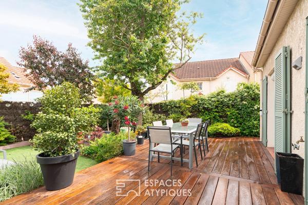 Maison familiale contemporaine avec jardin