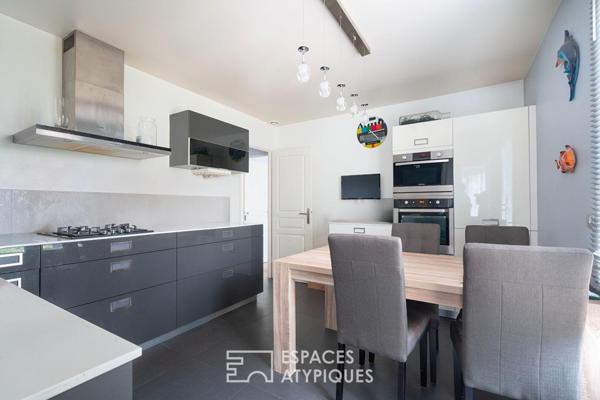 Maison familiale contemporaine avec jardin