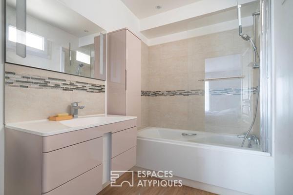 Maison familiale contemporaine avec jardin