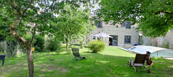 Maison en pierre à Lardy bourg avec un préau, une piscine sur 2095 m2 de terrain clos et arboré.