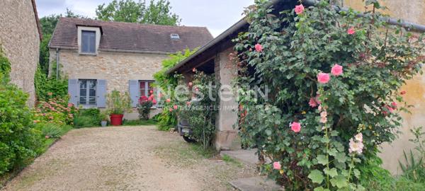 Maison en pierre à Lardy bourg avec un préau, une piscine sur 2095 m2 de terrain clos et arboré.