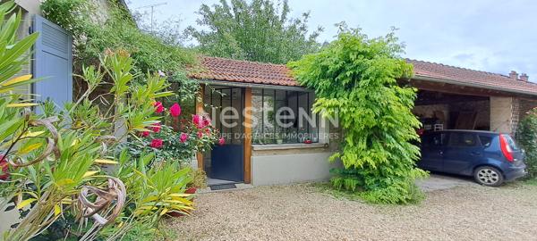 Maison en pierre à Lardy bourg avec un préau, une piscine sur 2095 m2 de terrain clos et arboré.