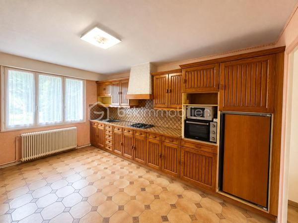 Vous recherchez une maison avec du potentiel, au calme et avec un extérieur ? Cette maison de 80 m² saura vous séduire par ses possibilités d’aménagement et d’évolution.
Située dans un secteur pavillonnaire calme et agréable, cette maison offre actuellement une surface d’environ 80 m², composée d’une cuisine, d’un salon-salle à manger et de deux chambres.
À l’extérieur, vous profiterez d’une terrasse ainsi que d’un jardin d’environ 100 m², idéal pour profiter des beaux jours.
Des travaux de rénovation sont à prévoir, mais ils permettront de créer un intérieur à votre image et de valoriser pleinement le bien.
Autre atout majeur : la maison bénéficie d’un intéressant potentiel d’extension, offrant la possibilité d’augmenter la surface habitable et d’adapter le logement à vos futurs projets.
 idéal pour un acquéreur souhaitant réaliser un projet à son image.