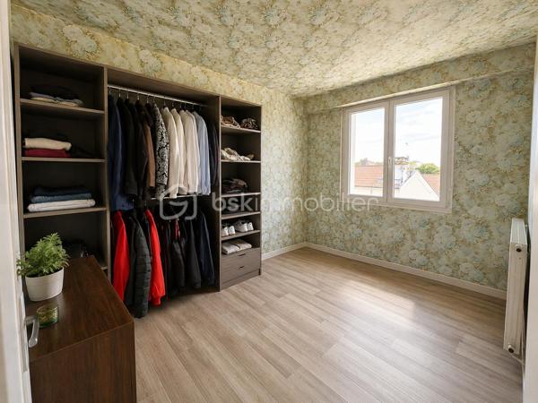 Vous recherchez une maison avec du potentiel, au calme et avec un extérieur ? Cette maison de 80 m² saura vous séduire par ses possibilités d’aménagement et d’évolution.
Située dans un secteur pavillonnaire calme et agréable, cette maison offre actuellement une surface d’environ 80 m², composée d’une cuisine, d’un salon-salle à manger et de deux chambres.
À l’extérieur, vous profiterez d’une terrasse ainsi que d’un jardin d’environ 100 m², idéal pour profiter des beaux jours.
Des travaux de rénovation sont à prévoir, mais ils permettront de créer un intérieur à votre image et de valoriser pleinement le bien.
Autre atout majeur : la maison bénéficie d’un intéressant potentiel d’extension, offrant la possibilité d’augmenter la surface habitable et d’adapter le logement à vos futurs projets.
 idéal pour un acquéreur souhaitant réaliser un projet à son image.