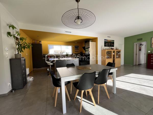 Coup de cœur pour cette maison de 2021, encore sous garantie décennale, située dans un environnement calme et verdoyant, à seulement 2,5 km du centre de Soulac-sur-Mer et proche de la plage.

Dès l’entrée, vous serez séduit par sa belle pièce de vie lumineuse avec cuisine ouverte, idéale pour partager des moments conviviaux. Un cellier vient compléter l’espace pour plus de praticité.

La maison offre 3 chambres, dont 2 suites parentales, ainsi que 2 WC indépendants : un agencement parfait pour le confort de toute la famille ou pour recevoir.

À l’extérieur, vous profitez d’un magnifique terrain arboré de 1 486 m² avec portail électrique, d’un garage de 24 m², ainsi que d’un puits foré.

Les + qui font la différence :
•⁠  ⁠Panneaux solaires
•⁠  ⁠Domotique
•⁠  ⁠Robot tondeuse inclus

Une maison moderne, fonctionnelle et parfaitement entretenue, où vous n’avez plus qu’à poser vos valises.