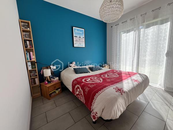 Coup de cœur pour cette maison de 2021, encore sous garantie décennale, située dans un environnement calme et verdoyant, à seulement 2,5 km du centre de Soulac-sur-Mer et proche de la plage.

Dès l’entrée, vous serez séduit par sa belle pièce de vie lumineuse avec cuisine ouverte, idéale pour partager des moments conviviaux. Un cellier vient compléter l’espace pour plus de praticité.

La maison offre 3 chambres, dont 2 suites parentales, ainsi que 2 WC indépendants : un agencement parfait pour le confort de toute la famille ou pour recevoir.

À l’extérieur, vous profitez d’un magnifique terrain arboré de 1 486 m² avec portail électrique, d’un garage de 24 m², ainsi que d’un puits foré.

Les + qui font la différence :
•⁠  ⁠Panneaux solaires
•⁠  ⁠Domotique
•⁠  ⁠Robot tondeuse inclus

Une maison moderne, fonctionnelle et parfaitement entretenue, où vous n’avez plus qu’à poser vos valises.