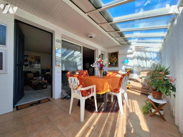 Dans la très prisée résidence des Senioriales à Saleilles, spacieuse maison de type 3 avec véranda.