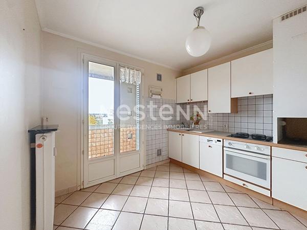 Appartement T4 BRON 3 chambres - Dernier étage - Cave - Garage - Secteur MARNE/PISCINE - 69500 BRON